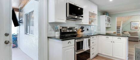 Een koelkast, een microgolfoven, een oven, een kookplaat