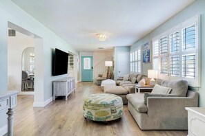 TV - Downtown Beach Cottage - Heated Pool (Stuart)