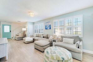 Smart TV - Downtown Beach Cottage  - Heated Pool (Stuart)