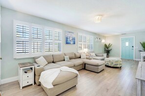 Smart TV - Downtown Beach Cottage  - Heated Pool (Stuart)