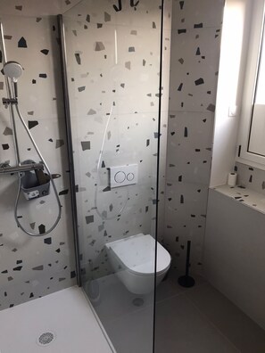 Shower, hair dryer, towels, soap - Charming and cosy fully renovated flat, in the luxurious district near the sea (Nice)