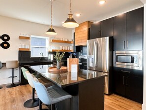 Fridge, microwave, oven, stovetop - Legends Pointe | Hot tub, Lake view, Theatre, Pool table, Dog-friendly (Hollister)