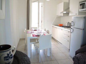 Apartment, 2 Bedrooms, Patio, Garden View | Dining room