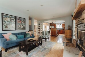 TV connectée, cheminée, table de tennis de table, livres