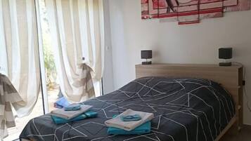 2 bedrooms, iron/ironing board, travel cot, free WiFi