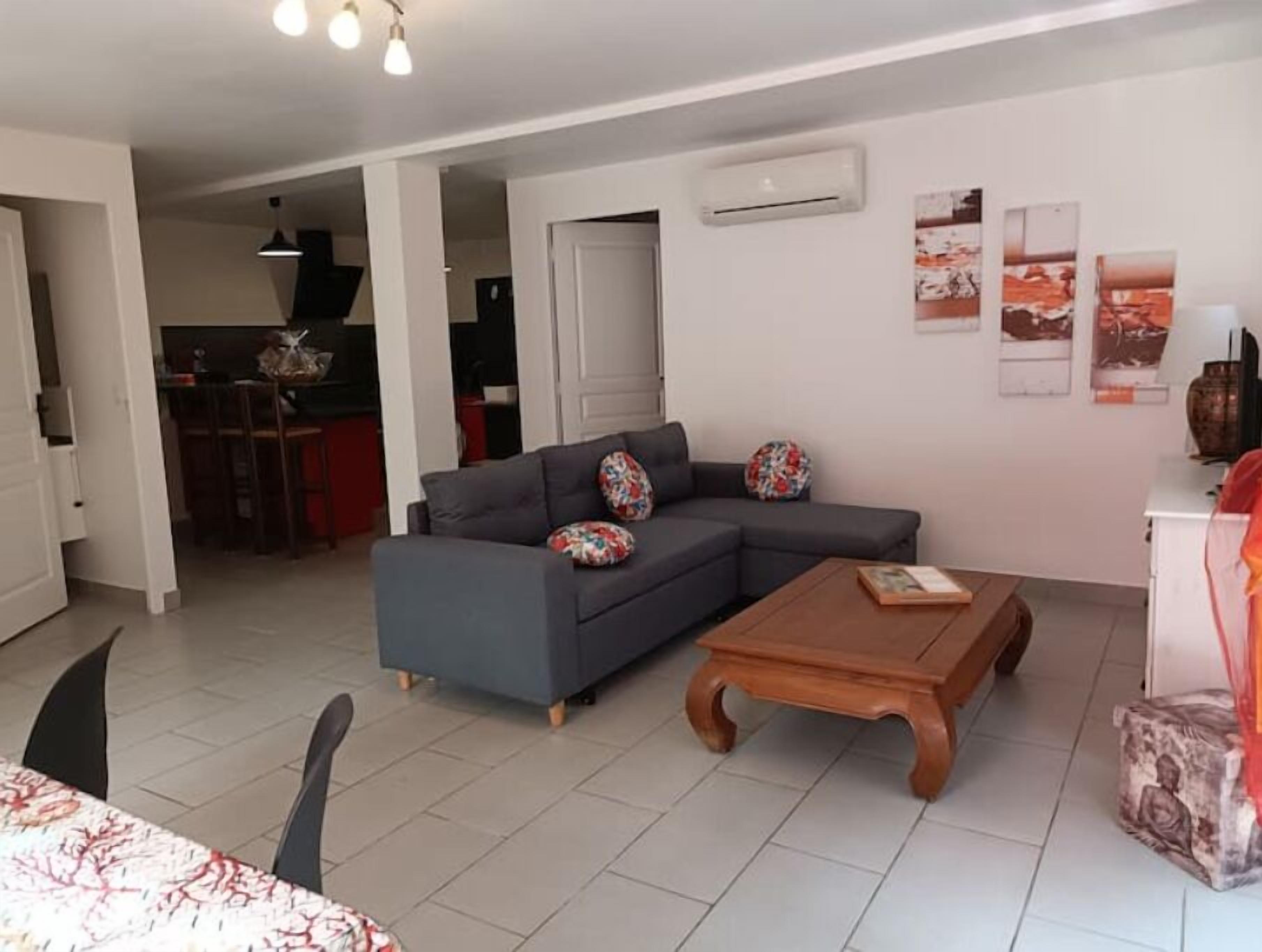 Télévision, baby-foot, table de tennis de table