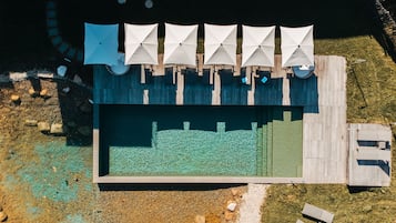 Una piscina al aire libre de temporada