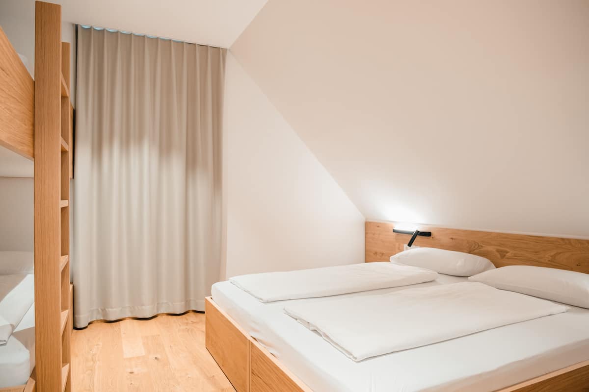 Chambre Quadruple Familiale | 2 chambres, coffres-forts dans les chambres, Wi-Fi gratuit
