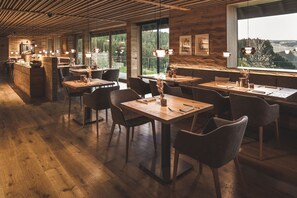 Breakfast, lunch, dinner served; local cuisine, garden views  - Hotel Munde (Hofstetten)