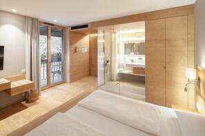 Basic Double Room | Bathroom | Shower, rainfall showerhead, hair dryer, bathrobes - Hotel Munde (Hofstetten)