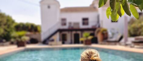 Außenpool, geöffnet von 08:30 Uhr bis 21:00 Uhr, Sonnenschirme