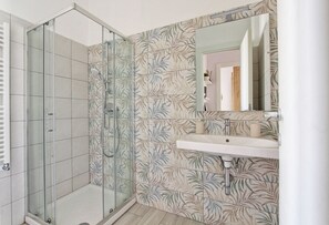 シャワー、ヘアドライヤー、ビデ、タオル