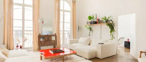 TV connectée, chaîne hi-fi, espaces bureaux