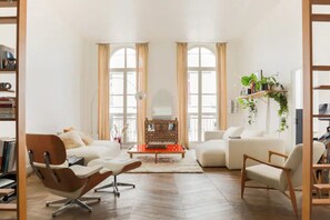 TV connectée, chaßne hi-fi, espaces bureaux