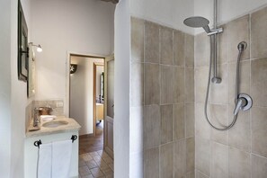 Douche, baignoire à jets, sèche-cheveux, bidet