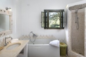 Douche, baignoire à jets, sèche-cheveux, bidet