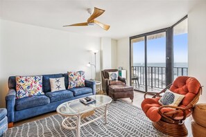 Smart TV, fireplace - A BEAUTY! Oceanfront 3 bedroom. Sleeps 6. Outdoor pool. (North Myrtle Beach)