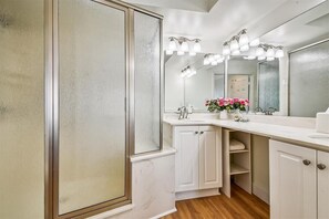 Shower, hair dryer, towels - A BEAUTY! Oceanfront 3 bedroom. Sleeps 6. Outdoor pool. (North Myrtle Beach)