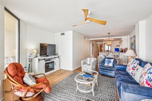 Smart TV, fireplace - A BEAUTY! Oceanfront 3 bedroom. Sleeps 6. Outdoor pool. (North Myrtle Beach)