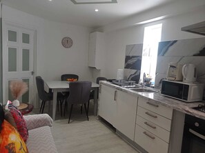 Apartamento | Cocina privada | Frigorífico, microondas, horno y placa de cocina