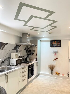 Apartamento | Cocina privada | Frigorífico, microondas, horno y placa de cocina