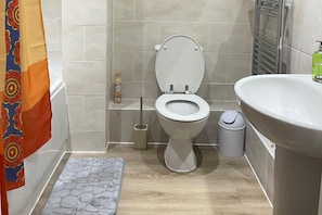 Combined shower/tub, deep soaking tub, hair dryer, towels