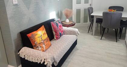 Apartment - Sleeps 4 - Parking - Wifi