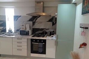 Kjøleskap, mikrobølgeovn, ovn og kokeplater