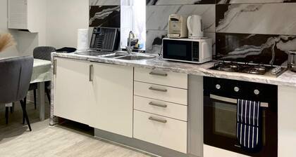 Apartment - Sleeps 4 - Parking - Wifi