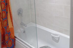 Kombinert dusj/badekar, dype avslapningsbadekar, hårføner og håndklær