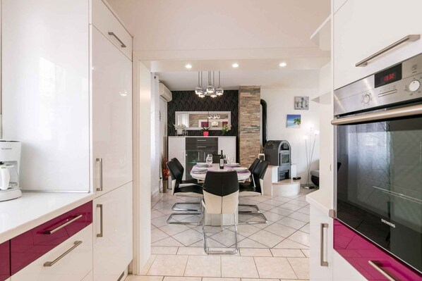 Frigorifero, microonde, forno, piano cottura