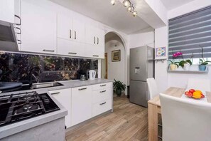 Réfrigérateur, un four, surface de cuisson, lave-vaisselle