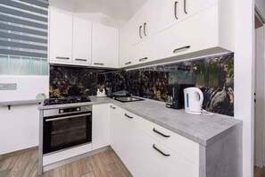 Réfrigérateur, un four, surface de cuisson, lave-vaisselle