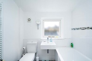 Shower, hair dryer, towels - Lovely Top Floor Flat in Vibrant New Cross London (Greater London)