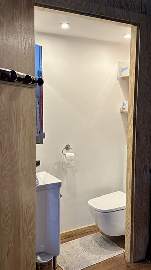 Douche, serviettes fournies, savon, shampoing