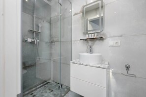Chuveiro, secador de cabelo, shampoo 