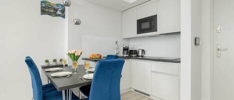 Kjøleskap, mikrobølgeovn, kokeplater og oppvaskmaskin