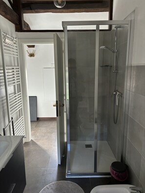 Dusche, Haartrockner, Bidet, Handtücher