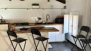 Réfrigérateur, micro-ondes, four, plaque de cuisson