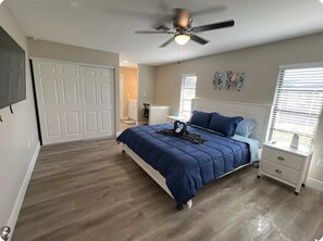 4 bedrooms, iron/ironing board, WiFi, bed sheets