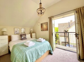 4 bedrooms, desk, iron/ironing board, travel crib - Cosy cottage for family fun with log-burner, spa, private parking, EV & pools (CIRENCESTER)