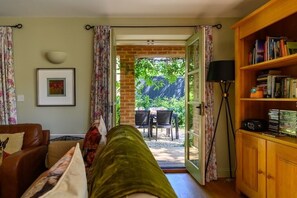 TV, fireplace, video games, DVD player - Cosy cottage Family Fun Spa Pools Parking Lakes EV (CIRENCESTER)