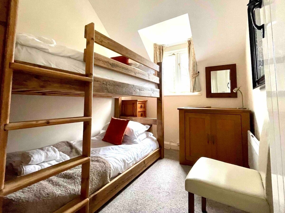 4 bedrooms, iron/ironing board, free WiFi, bed sheets