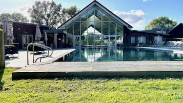 Inomhuspool och utomhuspool