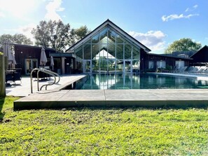 Piscina coperta, piscina all'aperto