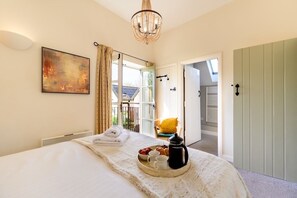 4 camere, una scrivania, ferro/asse da stiro, culla da viaggio