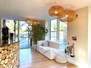 Lobby - Cosy cottage for family fun with log-burner, spa, private parking, EV & pools (CIRENCESTER)