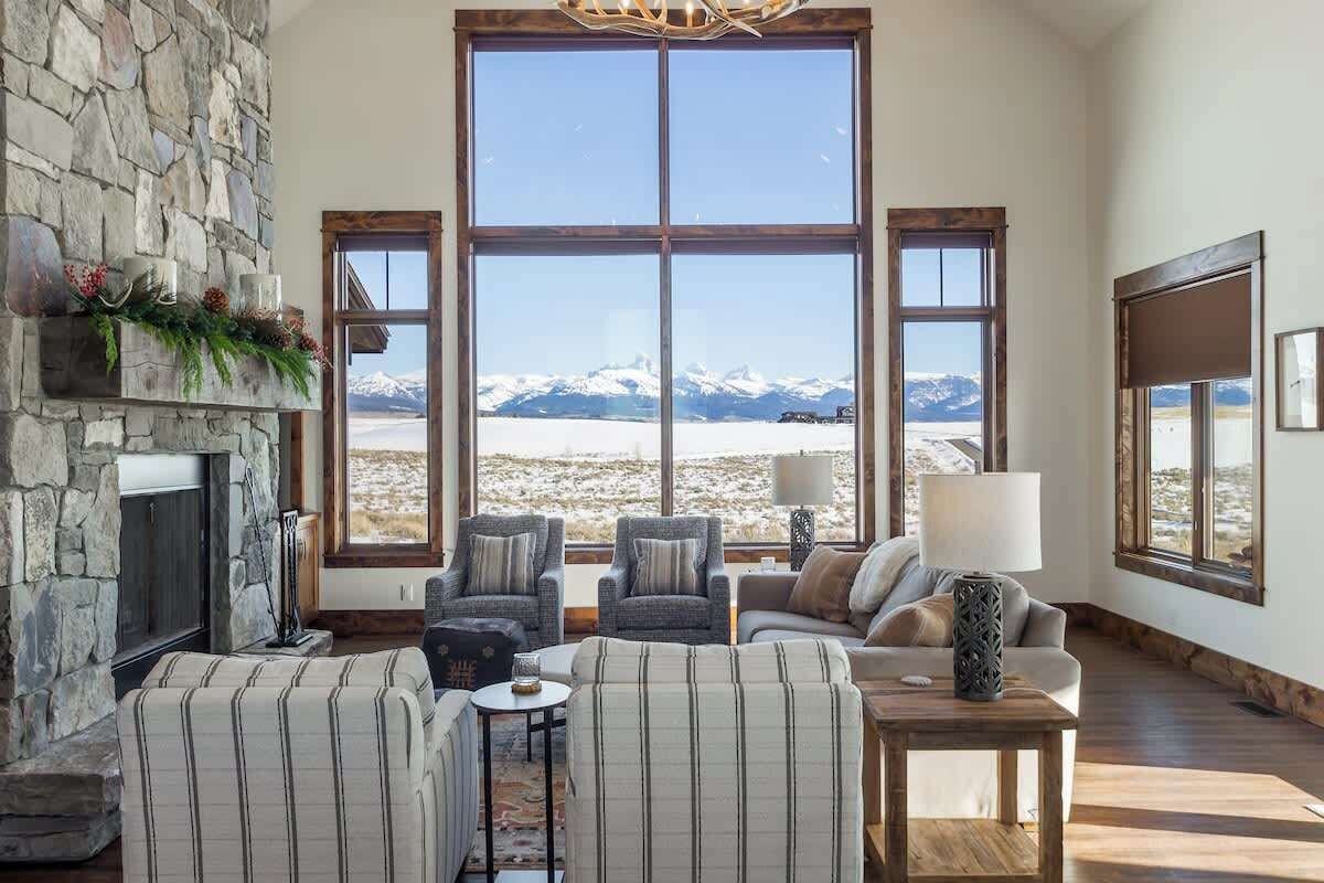 Smart TV, fireplace, books, offices