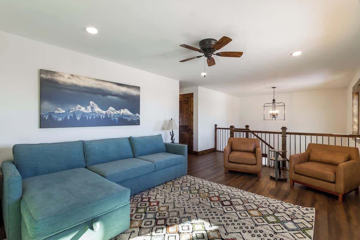 Smart-TV, peis, bøker og kontorer