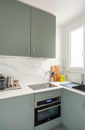 Kühlschrank, Mikrowelle, Ofen, Herdplatte